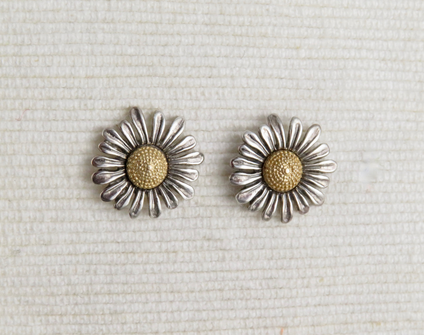 Daisy Post Earrings - Medium