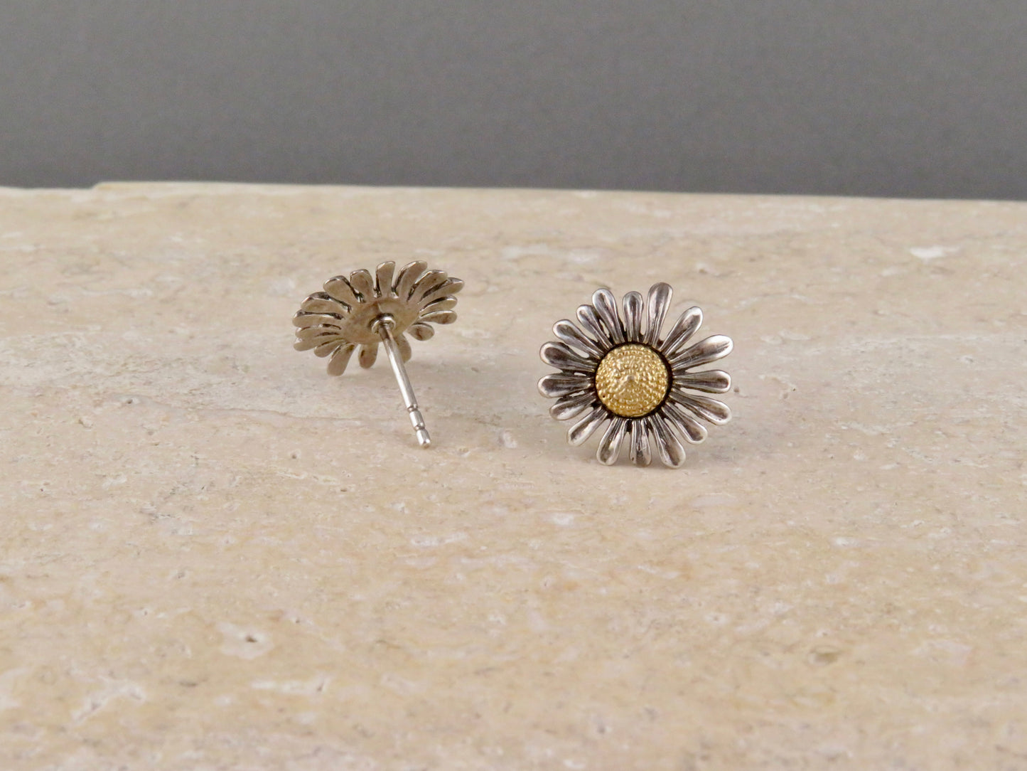 Daisy Post Earrings - Medium
