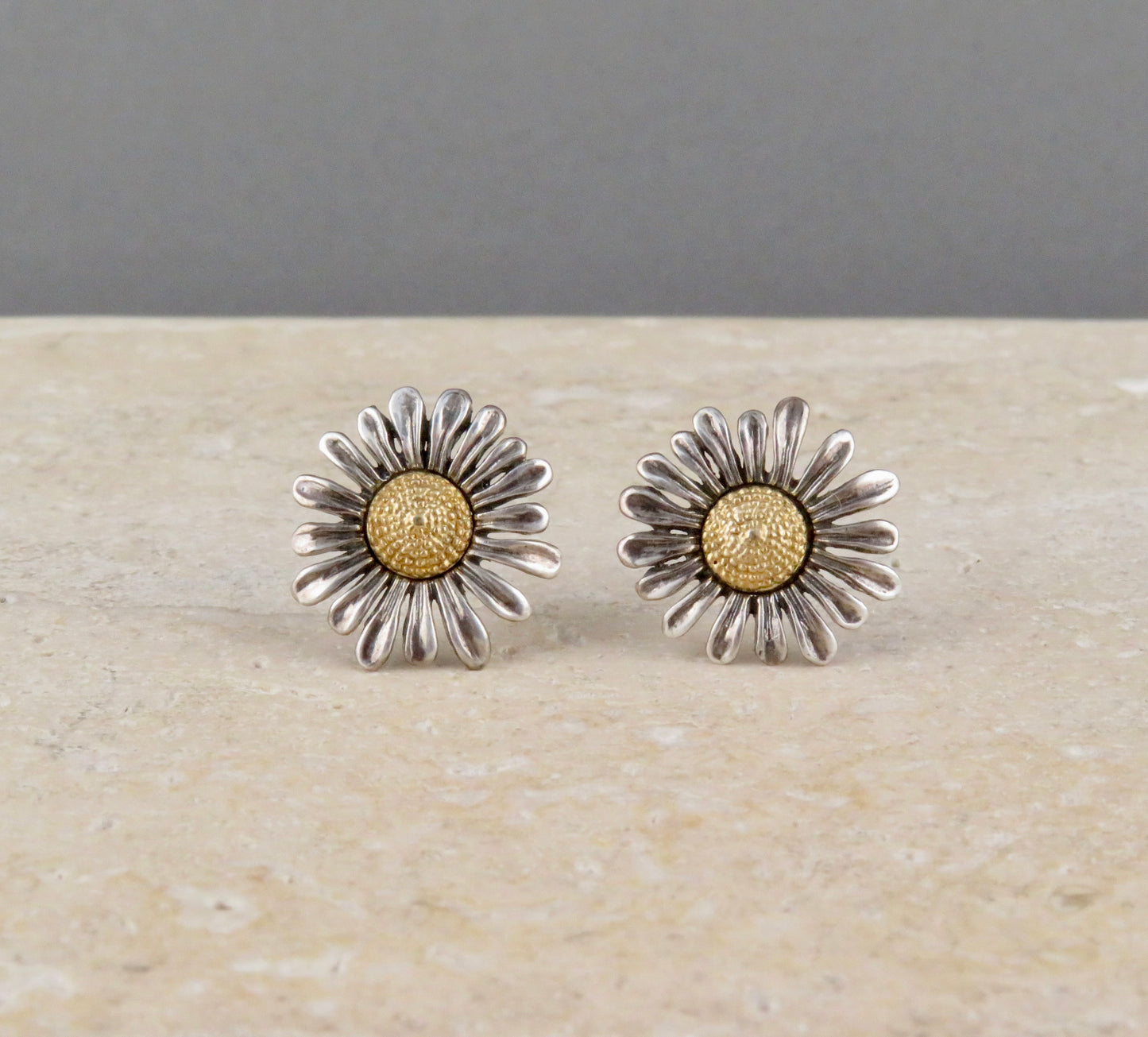 Daisy Post Earrings - Medium