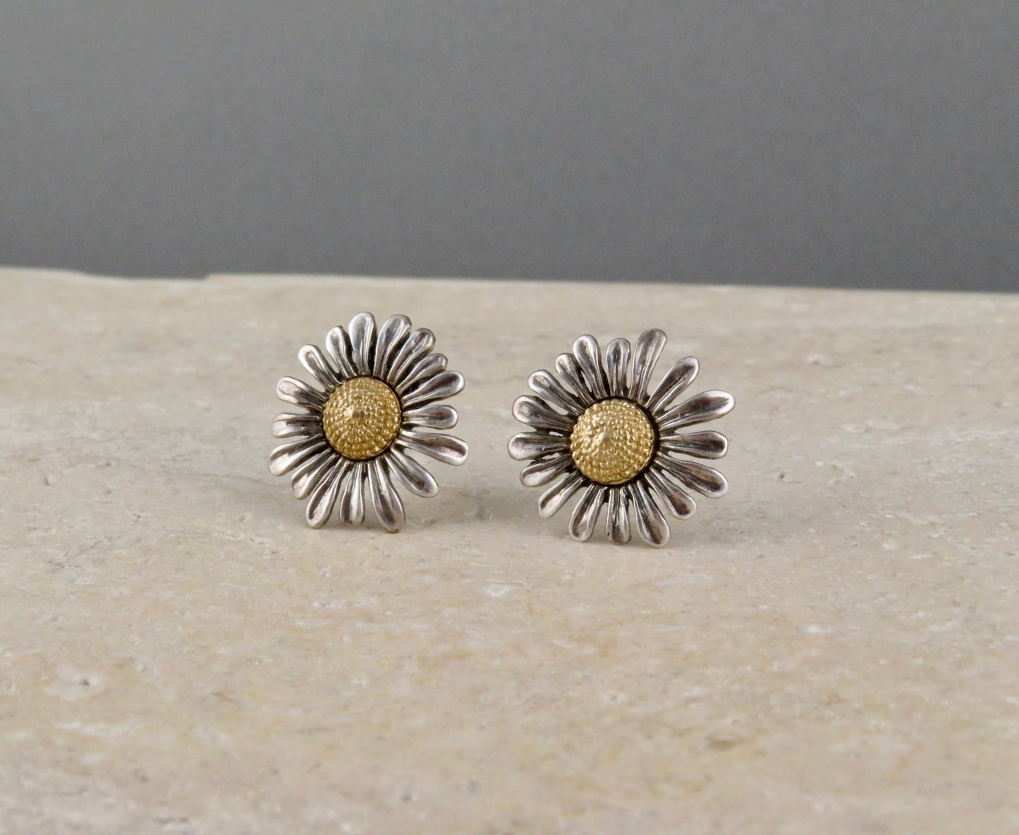 Daisy Post Earrings - Medium