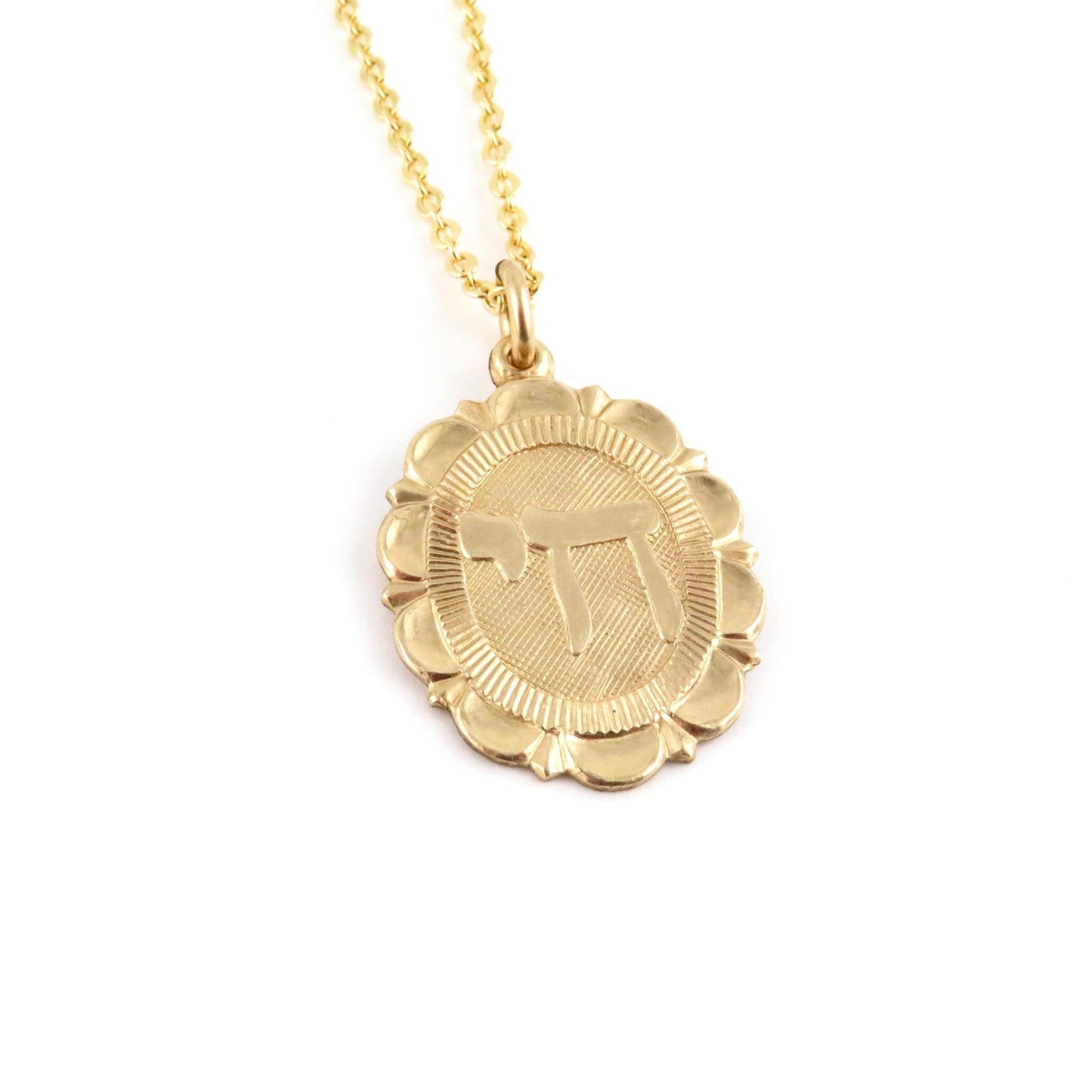 Scalloped Oval Disc 'Chai' Necklace Gold