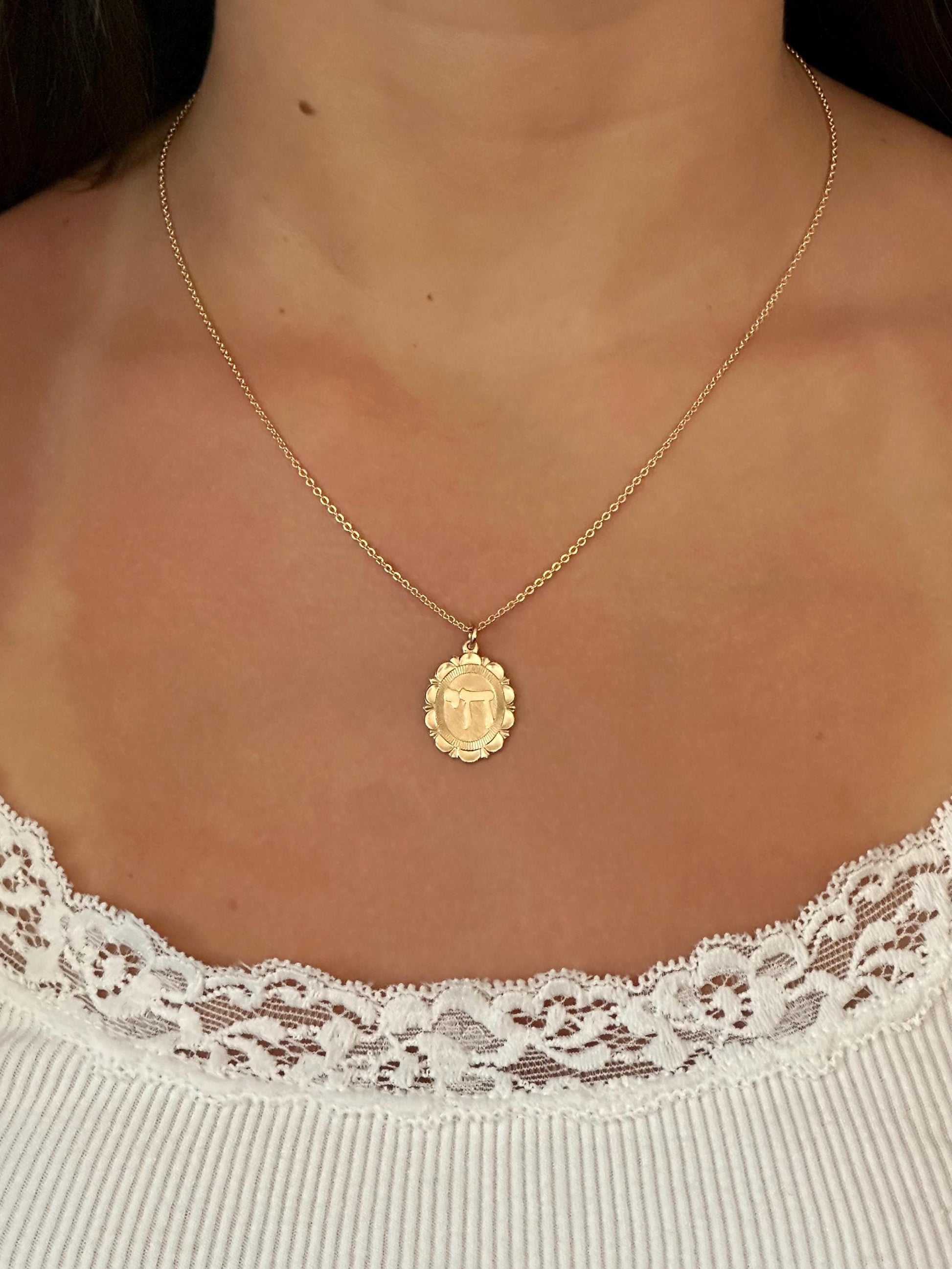 Scalloped Oval Disc 'Chai' Necklace Gold
