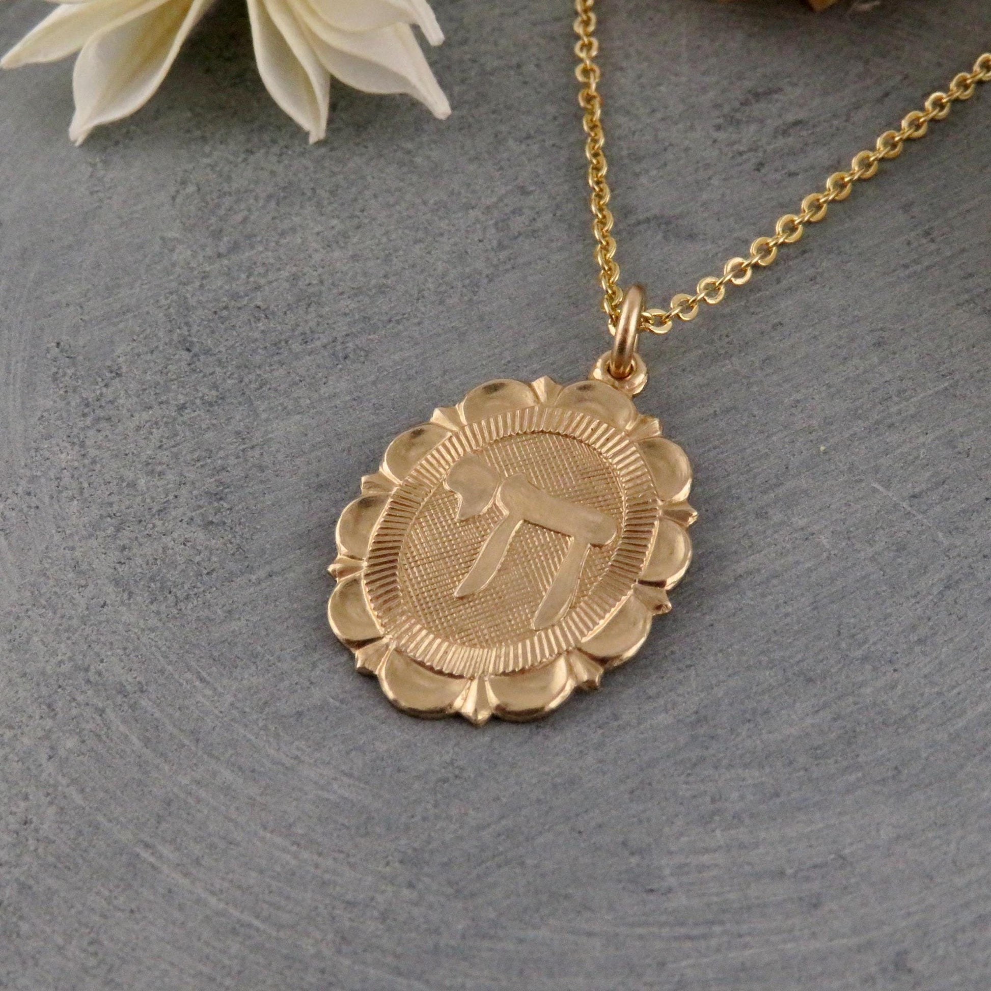 Scalloped Oval Disc 'Chai' Necklace Gold