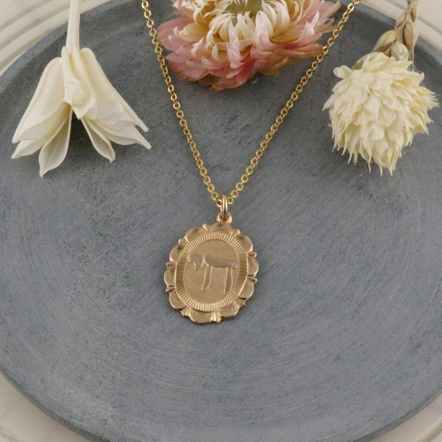 Scalloped Oval Disc 'Chai' Necklace Gold