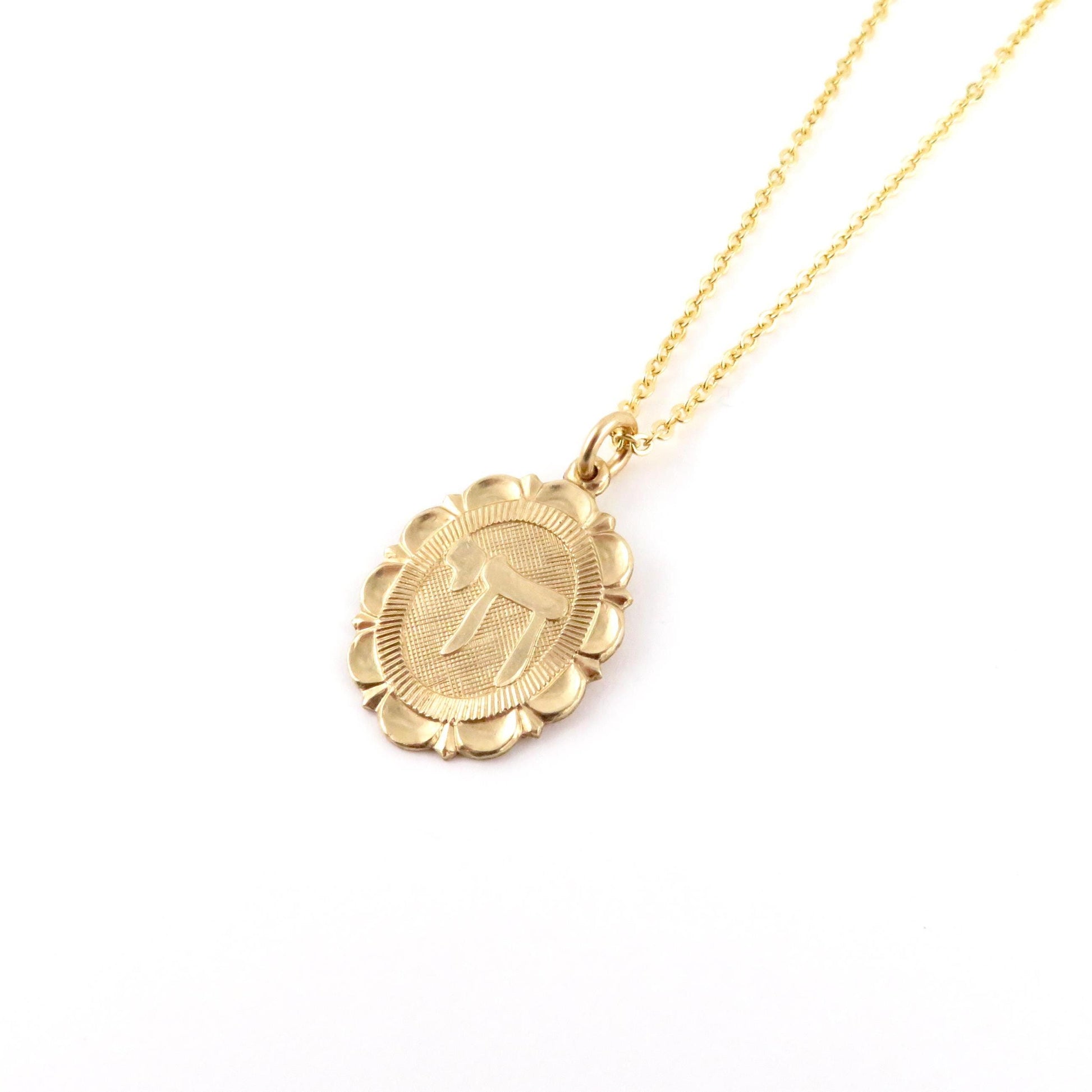 Scalloped Oval Disc 'Chai' Necklace Gold
