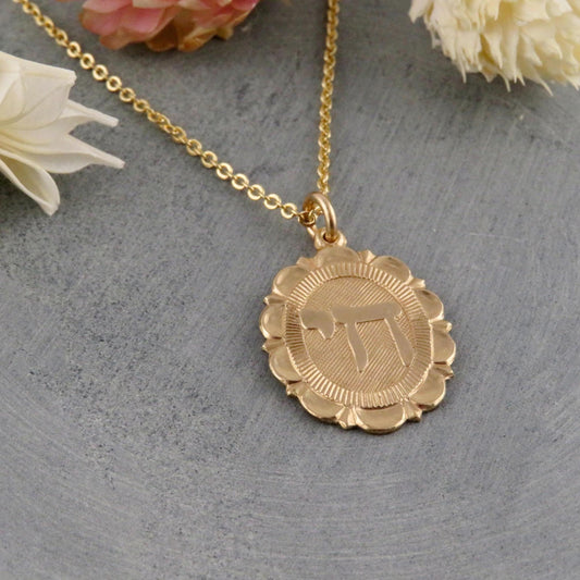 Scalloped Oval Disc 'Chai' Necklace Gold